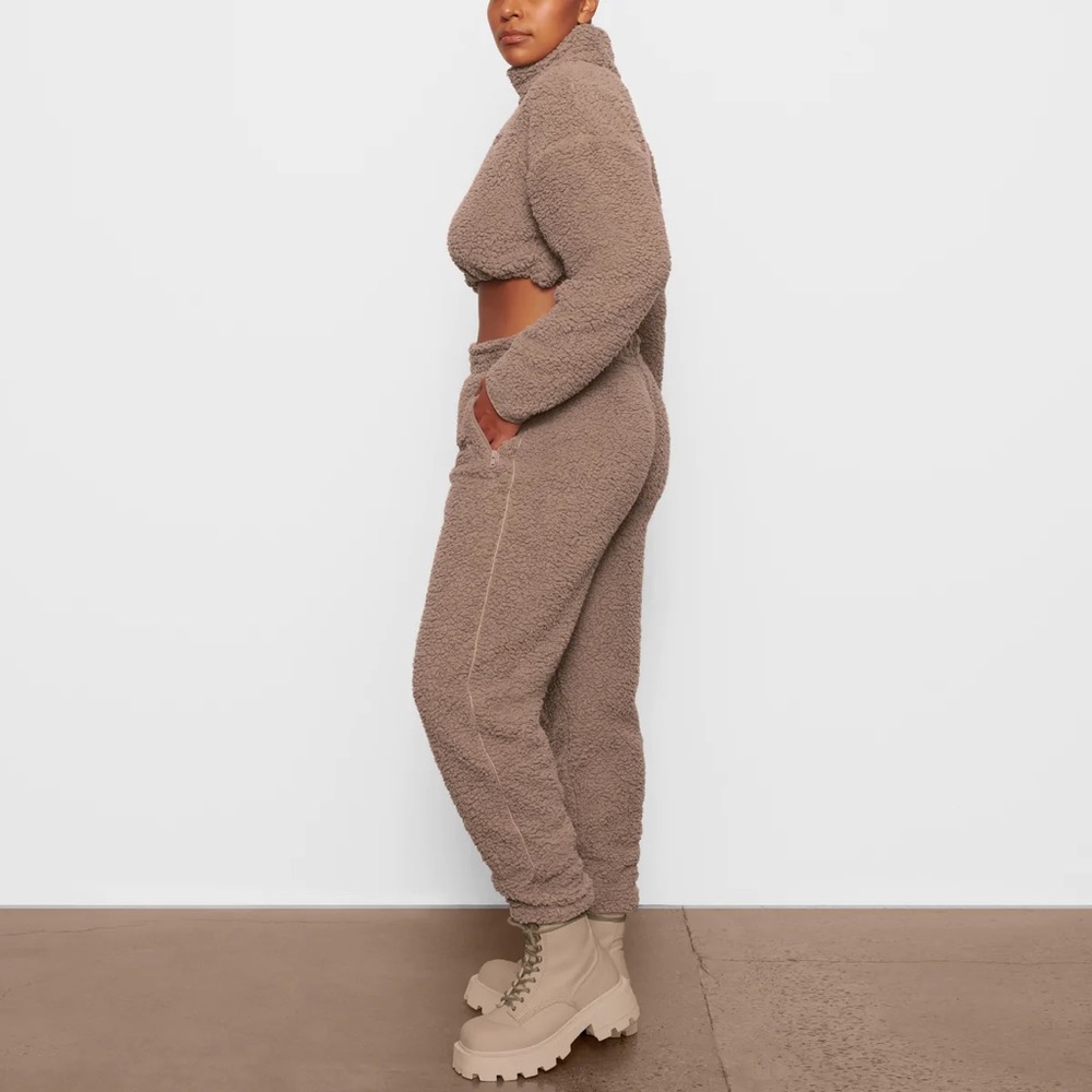 SKIMS Teddy Jogger Pants - Picture 4 of 7